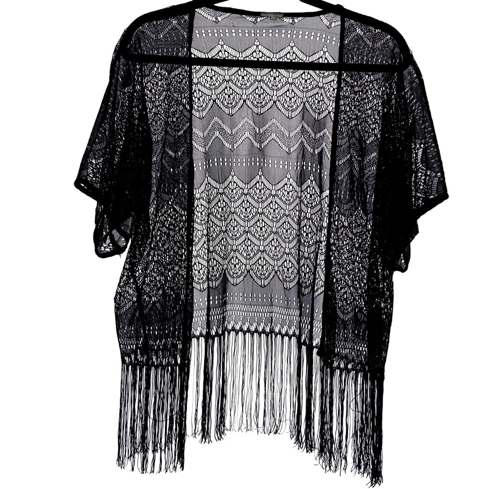 ☕️
 black short sleeve shrug w/ fringe